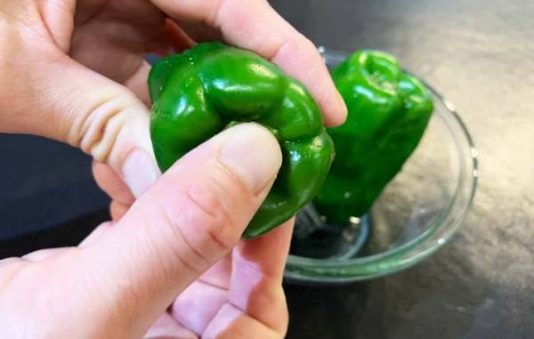 今までの苦労は一体…　簡単すぎるピーマンのヘタ取りに「病みつきになる」