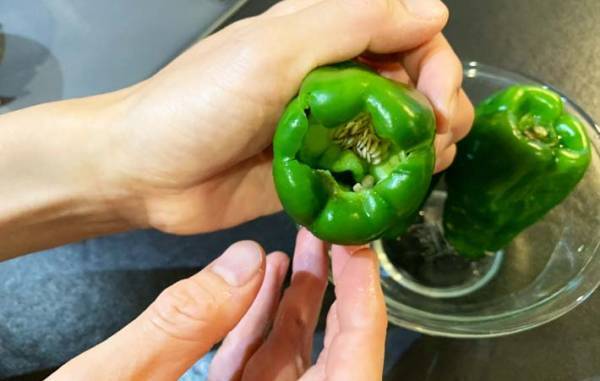 今までの苦労は一体…　簡単すぎるピーマンのヘタ取りに「病みつきになる」