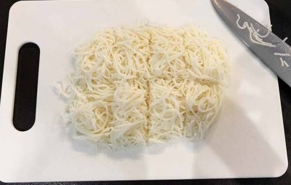 そうめんでお好み焼きを作る写真