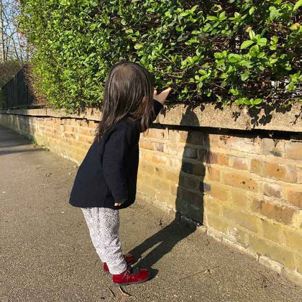 街中で娘が？　植物を見つけた姿が「プリンセスの風格」