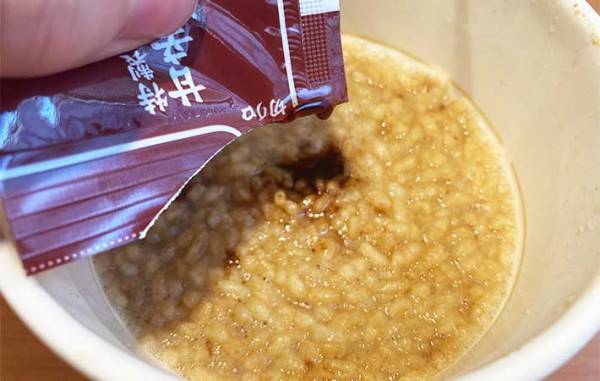 大豆で作った『うなぎ』の実力は？　日清『謎うなぎ丼』を食べてみた