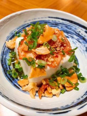 チーズおかきを砕いてから…？　お手軽なのに「箸が止まらない！」