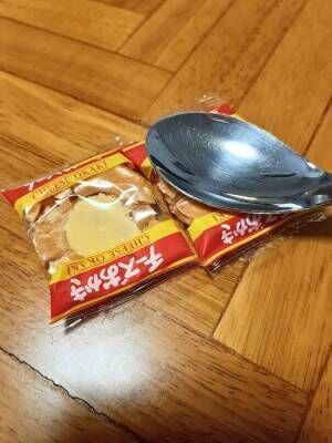 個包装に入ったままのチーズおかきを砕きます。