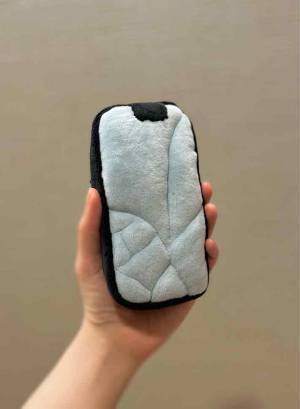 バキバキのスマホ、実は…　その正体に「とても愛らしい」「すごい着眼点だ」