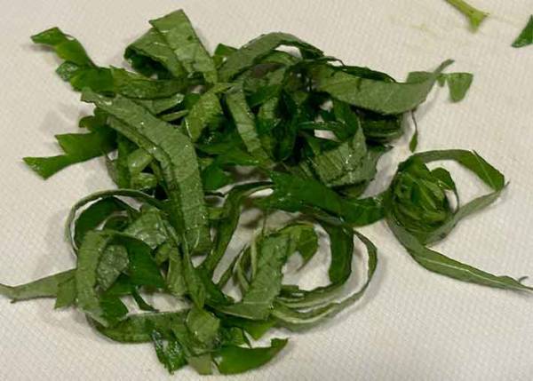 シソを千切りするには？　JAの方法が「とてもスムース」「香りもいい」