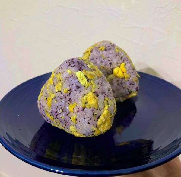 ゆかりと卵とバター…　絶品おにぎりに、食べる手が止まらない