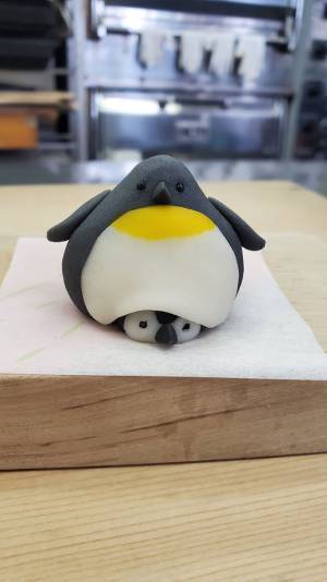 店主「潰れたほうが…」　和菓子のペンギン、お腹の下にナニカいて？