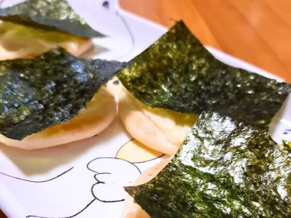 せんべいにチーズをのせて…　焼くだけなのに「手が止まらない」