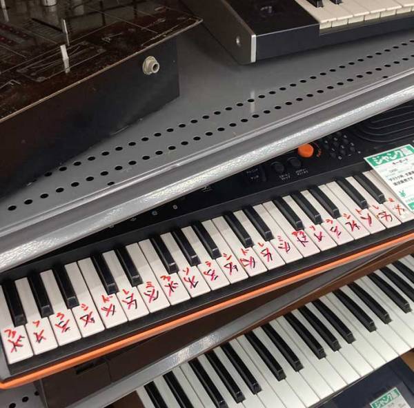 中古店で売っていた電子ピアノ　見た瞬間に…「そりゃ挫折するわ」「豪快すぎる」