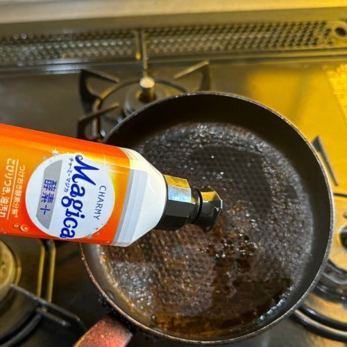 焦げ付いたフライパン、あるひと手間で…　こすらなくても「きれいに復活！」