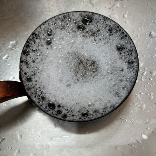 焦げ付いたフライパン、あるひと手間で…　こすらなくても「きれいに復活！」