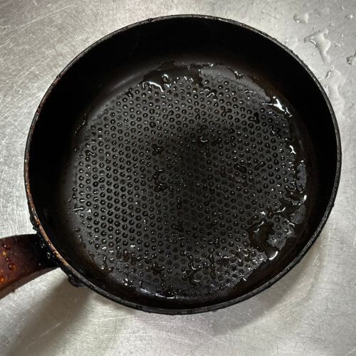 焦げ付いたフライパン、あるひと手間で…　こすらなくても「きれいに復活！」