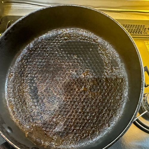 焦げ付いたフライパン、あるひと手間で…　こすらなくても「きれいに復活！」