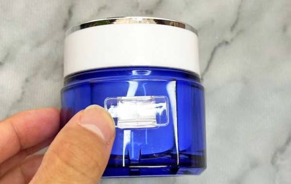 １００均の『コードフック』　アレに貼り付けると…？