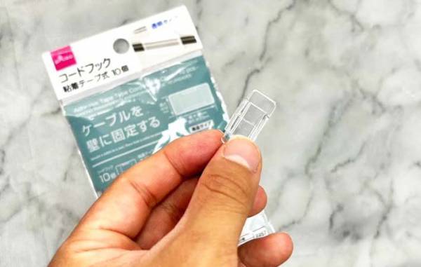 １００均の『コードフック』　アレに貼り付けると…？