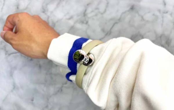 １００均で買った『アームバンド』　思わぬ使い方に「こりゃ話題になるわ」