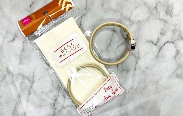 １００均で買った『アームバンド』　思わぬ使い方に「こりゃ話題になるわ」