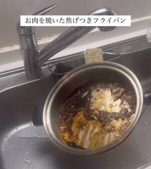 まず、用意するのは重曹です。汚れたフライパンに少量の水を入れて、小さじ１杯分の重曹を振りかけてください。