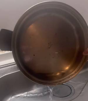 フライパンの油汚れ、そのまま流さないで！　正しい洗い方に「知ってよかった」