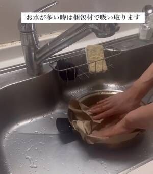 フライパン全体をこするようにして、汚れを集めていきます。水が多くウエスだけで吸収しきれない場合は、梱包材などの余分な古紙を使いましょう。