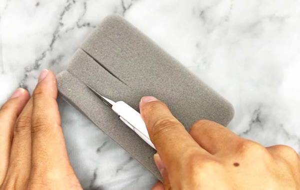 ホコリまみれの扇風機　アレに切り込みを入れると…「やりやすい！」