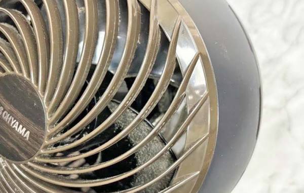 ホコリまみれの扇風機　アレに切り込みを入れると…「やりやすい！」