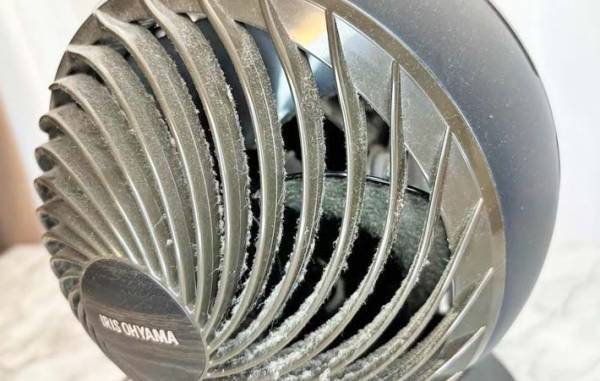 ホコリまみれの扇風機　アレに切り込みを入れると…「やりやすい！」