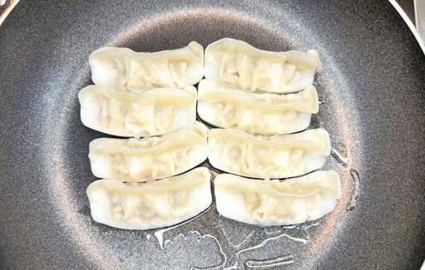 餃子を焼くとこびり付く…　大さじ１杯の○○で「スルッと簡単！」
