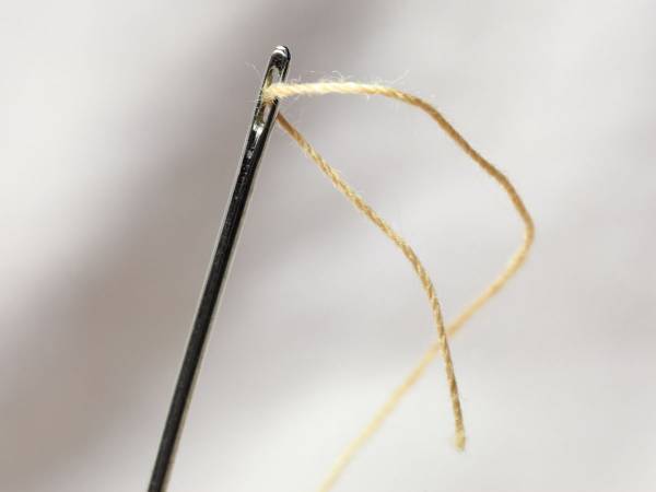 「これには驚いた！」　器具を使わず針に糸を通す方法