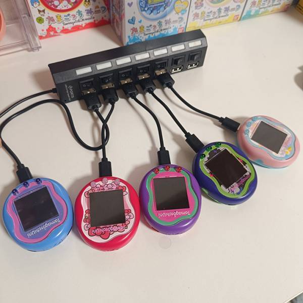 「養鶏場と呼んでる」　机の上に広がる光景に「進化してる」「ジワジワ」