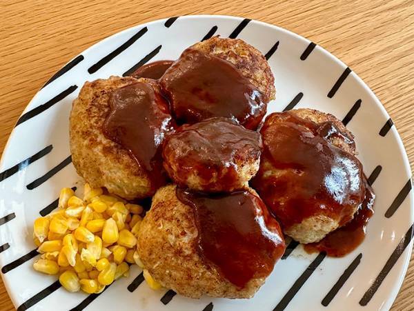 ハンバーグをジューシーに仕上げるにはコレ！　レシピに「これはメモだな」「やってみよう」