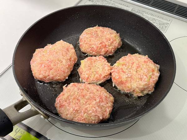 ハンバーグをジューシーに仕上げるにはコレ！　レシピに「これはメモだな」「やってみよう」