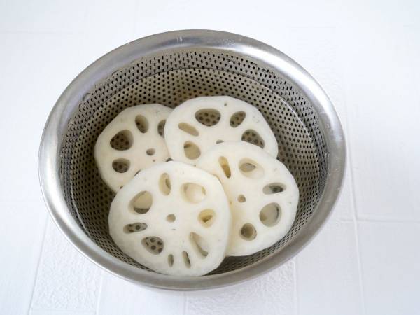 レンコンの変色を防ぐには？　ひと手間に「全然違う」「必ずやる」