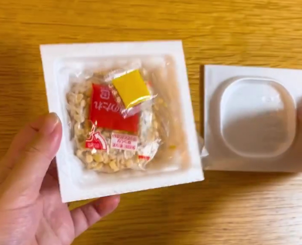 納豆のフィルムは『はがす』のではなく…　意外な発想に「賢い」「なるほど」