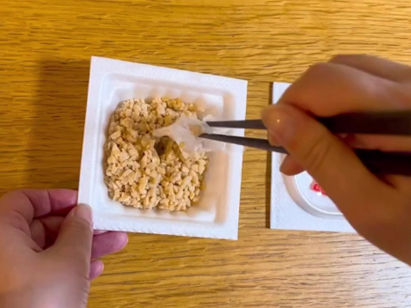 納豆のフィルムは『はがす』のではなく…　意外な発想に「賢い」「なるほど」