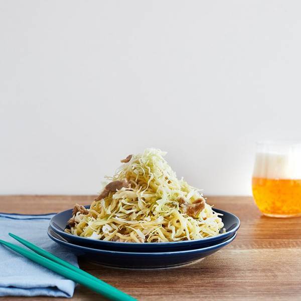 野菜も肉も切らない！　『塩焼きそば』の作り方に「おいしそう」