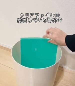 クリアファイルの高さを合わせている様子