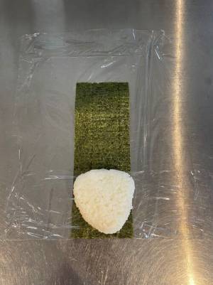 しなしなの海苔が「見違えた！』　おにぎりの包み方テクに「目からウロコ」