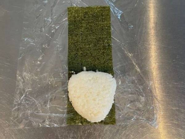 しなしなの海苔が「見違えた！』　おにぎりの包み方テクに「目からウロコ」