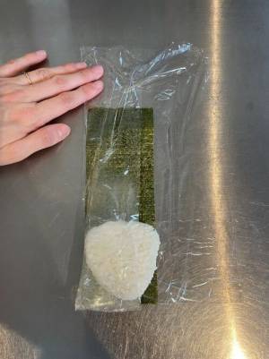 しなしなの海苔が「見違えた！』　おにぎりの包み方テクに「目からウロコ」