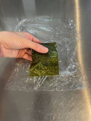 しなしなの海苔が「見違えた！』　おにぎりの包み方テクに「目からウロコ」