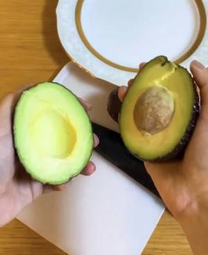 「包丁は使いません」　意外なやり方で『アボカド』の種がポロン