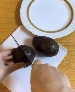 「包丁は使いません」　意外なやり方で『アボカド』の種がポロン