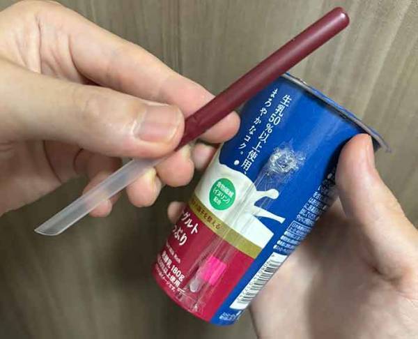 ローソンでのむヨーグルトを買った男性　ストローの外し方に「ハッとした」
