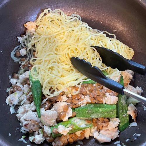 焼きそばと納豆を一緒に焼くと…　簡単なのに「めちゃくちゃおいしい」