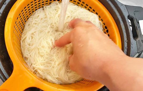 そうめんが冷製パスタに早変わり！？　トマトとツナで「コクうまっ」