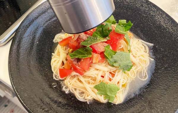 そうめんが冷製パスタに早変わり！？　トマトとツナで「コクうまっ」