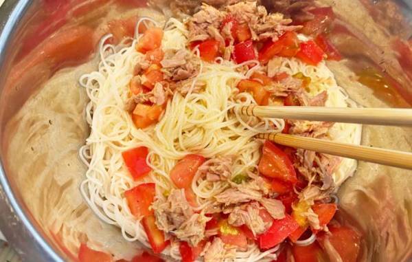 そうめんが冷製パスタに早変わり！？　トマトとツナで「コクうまっ」