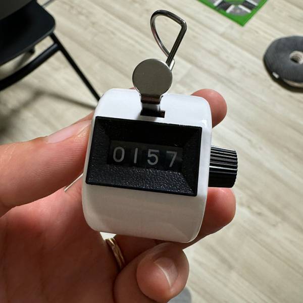 親の手元のカウンターに『１５７』の数字　はかっていたのは…「笑った」「毎日お疲れ様」