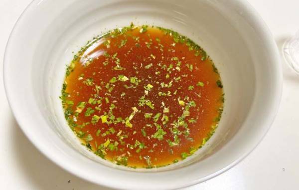 夏のラーメンはこう食べる！　インスタント麺をゆでた後に…？